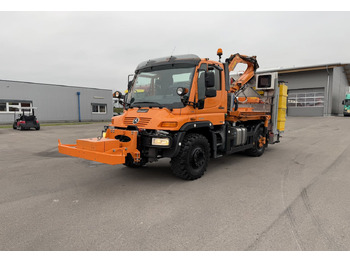 Snow removal vehicle UNIMOG U400