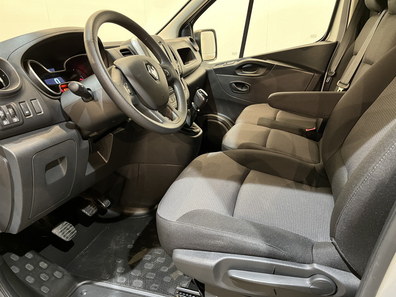 Interior photo 2: Small van Renault Trafic 2.0 dCi 120 L1H1 120 PK Servicebus / Sortimo Inrichting / Euro 6 / Airco / Camera / CarPlay / Cruise Control / Navigatie / 3-Zits / 27.800 KM !! / BPM VRIJ !!