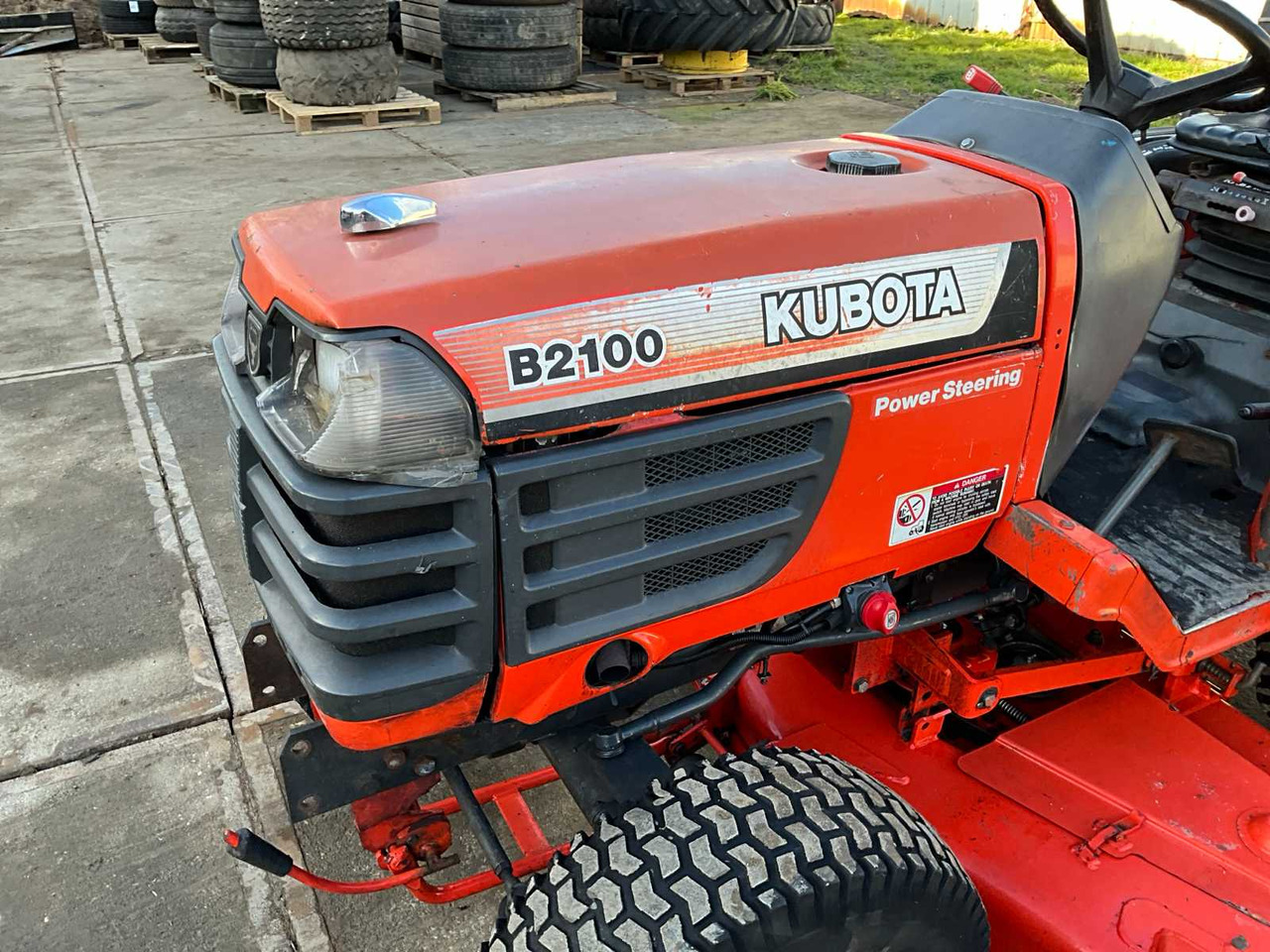 Compact tractor Kubota B2100: picture 8