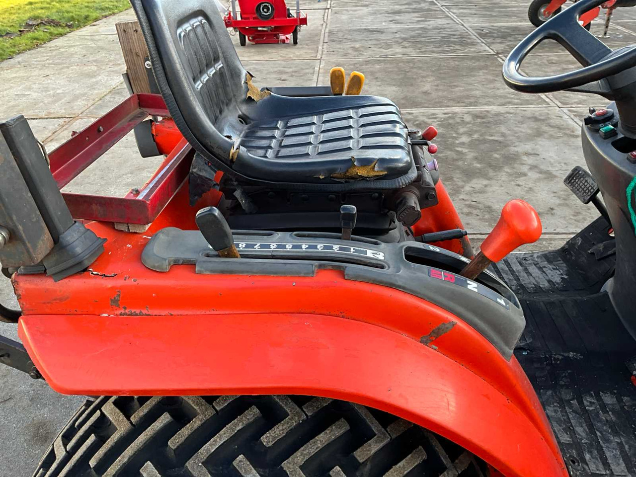 Compact tractor Kubota B2100: picture 17