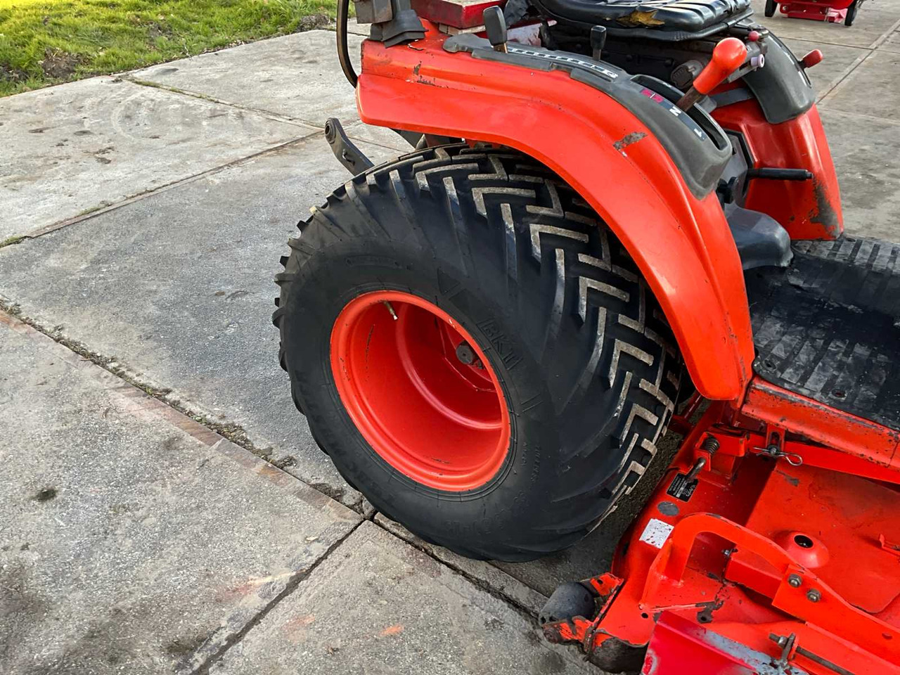 Compact tractor Kubota B2100: picture 16