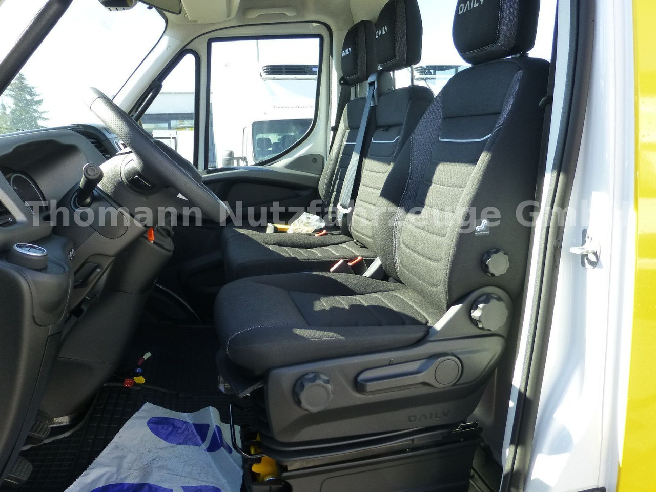 New Tow truck Iveco DAILY 72C18 Schiebeplateu Luftfed Navi: picture 20